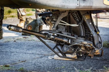 Kaposujlak, Macaristan - 5 Haziran 2021: ABD Ordusu Boeing AH-64 Apache askeri helikopteri 30mm M230 Zincirli Silah sistemi. Havacılık ve rotorcraft. Saldırı gücü.
