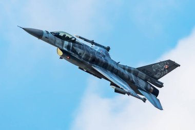 Radom, Polonya - 24 Ağustos 2023: Polonya Hava Kuvvetleri Lockheed F-16 Falcon savaş uçağı uçuşu. Havacılık ve askeri uçak.