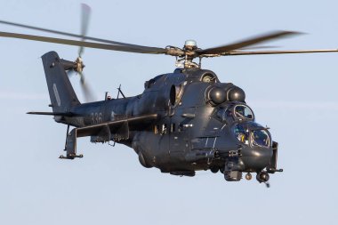 Szolnok, Macaristan - 20 Ağustos 2019: Macar Hava Kuvvetleri Mil Mi-24 Hind saldırı helikopteri. Uçuş operasyonu. Askeri havacılık. Hava saldırısı.