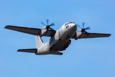 Radom, Polonya - 28 Ağustos 2025: Yunan Hava Kuvvetleri Leonardo C-27J Spartalı askeri nakliye uçağı. Hava Kuvvetleri uçuş operasyonu. Havacılık ve uçak. Hava kaldırma. Uç ve uç.