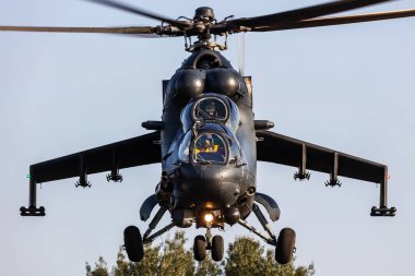 Szolnok, Macaristan - 18 Ağustos 2022: Macar Hava Kuvvetleri Mil Mi-24 Hind askeri saldırı helikopteri. Uçuş operasyonu. Havacılık endüstrisi ve rotorcraft. Nakliye ve hava taşımacılığı. Uç ve uç.
