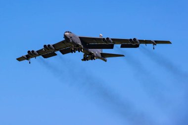 Ostrava, Çek Cumhuriyeti - 20 Eylül 2025: ABD Hava Kuvvetleri Boeing B-52 Stratofort stratejik bombardıman uçağı. Askeri havacılık ve uçak.