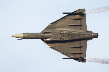 Dubai, Birleşik Arap Emirlikleri - 17 Kasım 2025: Hindistan Hava Kuvvetleri HAL Tejas savaş uçağı. Havacılık ve askeri uçak.