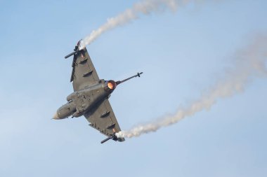 Dubai, Birleşik Arap Emirlikleri - 17 Kasım 2025: Hindistan Hava Kuvvetleri HAL Tejas savaş uçağı. Havacılık ve askeri uçak.