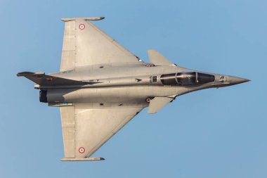 Dubai, Birleşik Arap Emirlikleri - 19 Kasım 2025: Fransız Hava Kuvvetleri Dassault Rafale savaş uçağı. Havacılık ve askeri uçak.