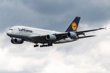 Frankfurt, Almanya - 28 Haziran 2017: Lufthansa yolcu uçağı havaalanında. Uçuş planını ayarlayın. Havacılık ve uçak. Hava ulaşımı. Küresel uluslararası ulaşım. Uç ve uç.