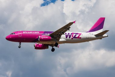 Budapeşte, Macaristan - 1 Temmuz 2014: Wizz Air yolcu uçağı havaalanında. Uçuş planını ayarlayın. Havacılık ve uçak. Hava ulaşımı. Küresel uluslararası ulaşım. Uç ve uç.