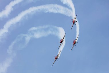 Radom, Polonya - 28 Ağustos 2025: Royal Jordanian Falcons akrobatik takımı Ek 330 uçakla sergileniyor.