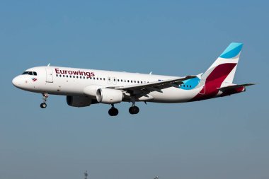Viyana, Avusturya - 2 Mayıs 2025: Eurowings Airbus A320 yolcu uçağı Viyana Havaalanında. Havacılık ve uçak. Hava taşımacılığı ve seyahat. Uç ve uç.