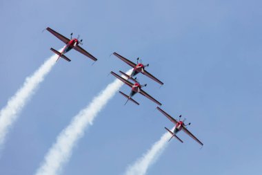 Radom, Polonya - 28 Ağustos 2025: Royal Jordanian Falcons akrobatik takımı Ek 330 uçakla sergileniyor.