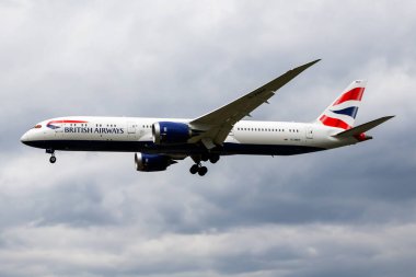 Londra, Birleşik Krallık - 24 Nisan 2016: British Airways yolcu uçağı havaalanında. Uçuş planını ayarlayın. Havacılık ve uçak. Hava ulaşımı. Uç ve uç.