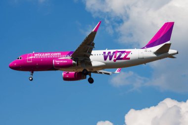 Budapeşte, Macaristan - 1 Temmuz 2014: Wizz Air yolcu uçağı havaalanında. Uçuş planını ayarlayın. Havacılık ve uçak. Hava ulaşımı. Küresel uluslararası ulaşım. Uç ve uç.