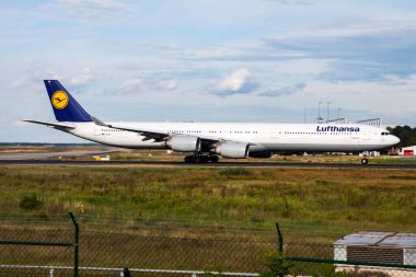 Frankfurt, Almanya - 16 Ağustos 2014: Lufthansa yolcu uçağı havaalanında. Uçuş planını ayarlayın. Havacılık ve uçak. Hava ulaşımı. Küresel uluslararası ulaşım. Uç ve uç.