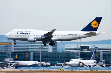 Frankfurt, Almanya - 18 Ağustos 2013: Lufthansa yolcu uçağı havaalanında. Uçuş planını ayarlayın. Havacılık ve uçak. Hava ulaşımı. Küresel uluslararası ulaşım. Uç ve uç.