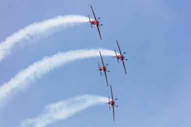 Radom, Polonya - 28 Ağustos 2025: Royal Jordanian Falcons akrobatik takımı Ek 330 uçakla sergileniyor.
