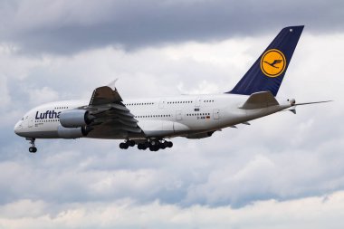 Frankfurt, Almanya - 28 Haziran 2017: Lufthansa yolcu uçağı havaalanında. Uçuş planını ayarlayın. Havacılık ve uçak. Hava ulaşımı. Küresel uluslararası ulaşım. Uç ve uç.