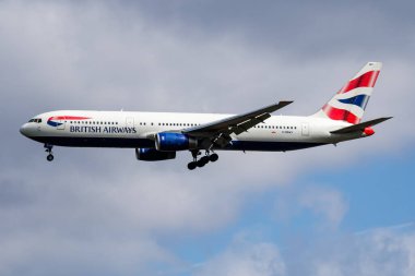 Londra, Birleşik Krallık - 24 Nisan 2016: British Airways yolcu uçağı havaalanında. Uçuş planını ayarlayın. Havacılık ve uçak. Hava ulaşımı. Uç ve uç.