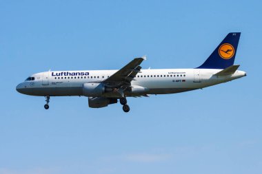 Münih, Almanya - 2 Temmuz 2013: Lufthansa yolcu uçağı havaalanında. Uçuş planını ayarlayın. Havacılık ve uçak. Hava ulaşımı. Küresel uluslararası ulaşım. Uç ve uç.