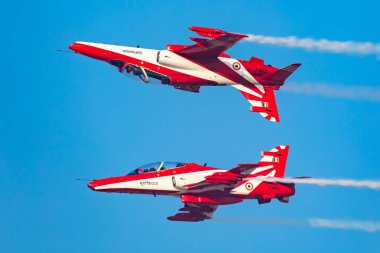 Dubai, Birleşik Arap Emirlikleri - 19 Kasım 2025: Hint Hava Kuvvetleri Surya Kiran akrobatik takımı. Bae Hawk askeri eğitim uçağı..