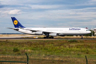 Frankfurt, Almanya - 16 Ağustos 2014: Lufthansa yolcu uçağı havaalanında. Uçuş planını ayarlayın. Havacılık ve uçak. Hava ulaşımı. Küresel uluslararası ulaşım. Uç ve uç.