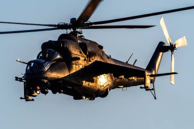Szolnok, Macaristan - 20 Ağustos 2019: Macar Hava Kuvvetleri Mil Mi-24 Hind saldırı helikopteri. Uçuş operasyonu. Askeri havacılık. Hava saldırısı.