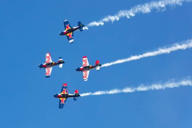 Zeltweg, Avusturya - 7 Eylül 2024: Uçan Boğalar Aerobik Takımı. XtremeAir Sbach 342 uçak. Hava gösterisi görüntüsü.