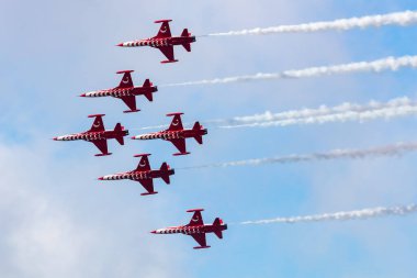 Kecskemet, Macaristan - 27 Ağustos 2021: Türk Hava Kuvvetleri F-5 savaş uçağı. Türk Yıldızları akrobatik takımı. Havacılık ve uçak. Uç ve uç.