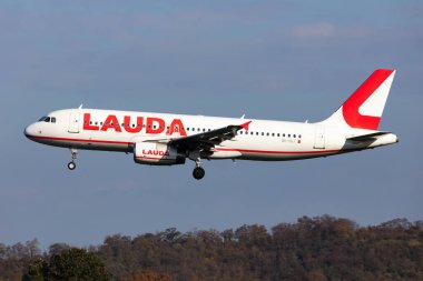 Viyana, Avusturya - 30 Ekim 2024: Ryanair Lauda Airbus A320 yolcu uçağı havaalanında. Havacılık ve uçak. Hava taşımacılığı ve seyahat. Uç ve uç.