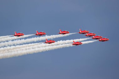 Ostrava, Çek Cumhuriyeti - 18 Eylül 2025: Kraliyet Hava Kuvvetleri Red Arrows akrobatik takımı sergilenmektedir. Bae Hawk askeri eğitim uçağı..