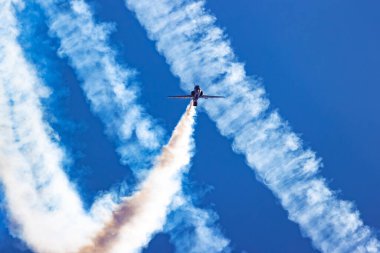 Ostrava, Çek Cumhuriyeti - 19 Eylül 2025: Kraliyet Hava Kuvvetleri Red Arrows akrobatik takımı sergilenmektedir. Bae Hawk askeri eğitim uçağı..