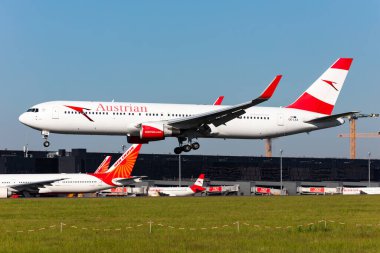 Viyana, Avusturya - 2 Mayıs 2025: Avusturya Havayolları Boeing 767-300 yolcu uçağı Viyana Havaalanında. Havacılık ve uçak. Hava taşımacılığı ve seyahat. Uç ve uç.