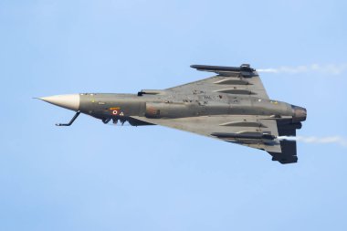 Dubai, Birleşik Arap Emirlikleri - 17 Kasım 2025: Hindistan Hava Kuvvetleri HAL Tejas savaş uçağı. Havacılık ve askeri uçak.