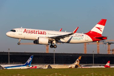 Viyana, Avusturya - 2 Mayıs 2025: Avusturya Havayolları A320 NEO yolcu uçağı Viyana Havaalanında. Havacılık ve uçak. Hava taşımacılığı ve seyahat. Uç ve uç.