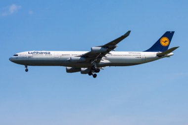 Münih, Almanya - 2 Temmuz 2013: Lufthansa yolcu uçağı havaalanında. Uçuş planını ayarlayın. Havacılık ve uçak. Hava ulaşımı. Küresel uluslararası ulaşım. Uç ve uç.