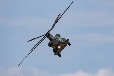 Fairford / Birleşik Krallık - 13 Temmuz 2018: Kraliyet Hava Kuvvetleri Ch-47 Chinook Hc6 Zh891 taşımacılık helikopteri Riat Royal Air Tattoo 2018 hava gösterisi