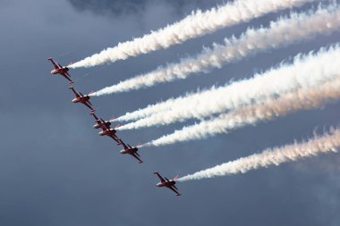 Kecskemet, Macaristan - 27 Ağustos 2021: Türk Hava Kuvvetleri F-5 savaş uçağı. Türk Yıldızları akrobatik takımı. Havacılık ve uçak. Uç ve uç.