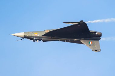 Dubai, Birleşik Arap Emirlikleri - 17 Kasım 2025: Hindistan Hava Kuvvetleri HAL Tejas savaş uçağı. Havacılık ve askeri uçak.