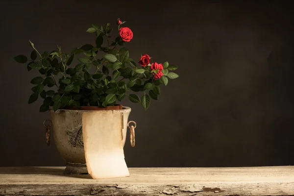 Papier vide avec roses sur table en bois — Photo