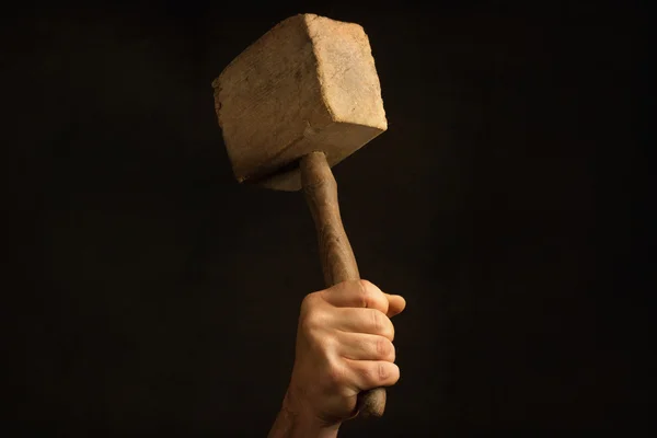 Mann hält alten Holzhammer in der Hand — Stockfoto
