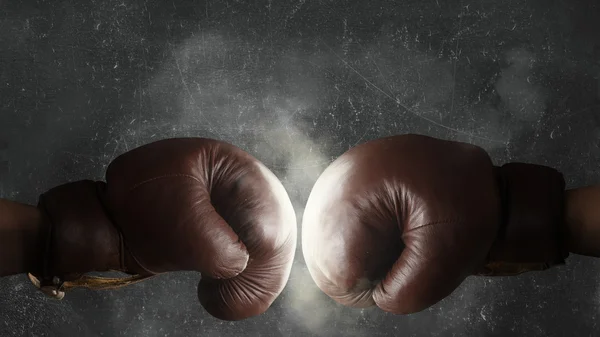 Dvě staré hnědé Boxerské rukavice hit dohromady — Stock fotografie
