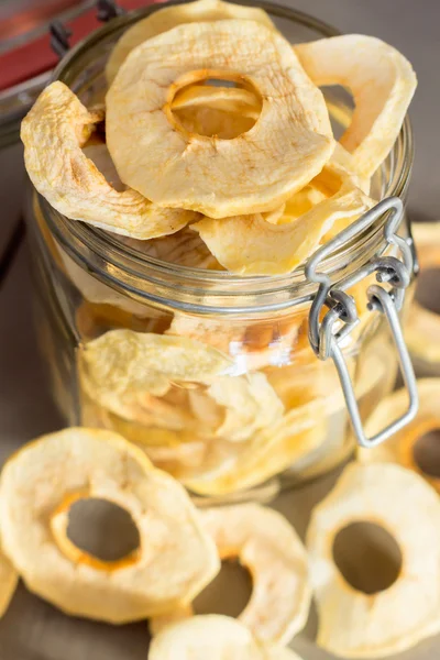 Gedroogde appel ringen in een pot — Stockfoto