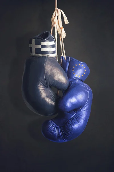 Bokshandschoen voor beginners als een symbool van Griekenland tegen de Eu — Stockfoto