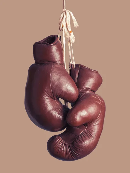 Guantes de boxeo vintage, colgando — Foto de Stock