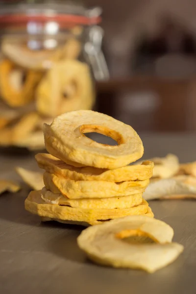 Gedroogde appel ringen in een pot Stockfoto