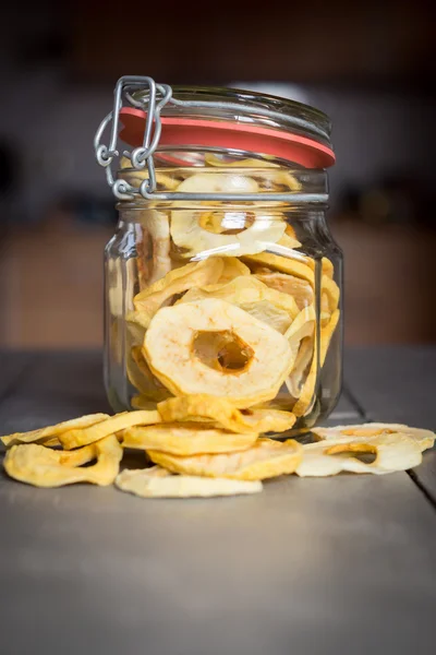 Gedroogde appel ringen in een pot Rechtenvrije Stockfoto's