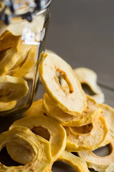 Gedroogde appel ringen in een pot Stockfoto