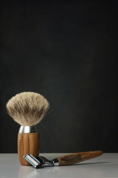 老式白表和明亮的背景上的剃须工具 — 图库照片
