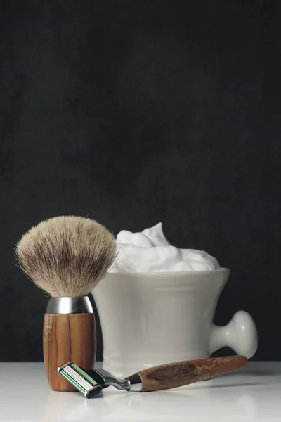 Equipo de afeitado vintage sobre mesa blanca y fondo oscuro — Foto de Stock