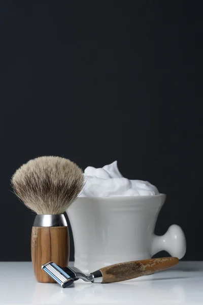 Вінтажне обладнання для гоління на білому столі та темному тлі — стокове фото