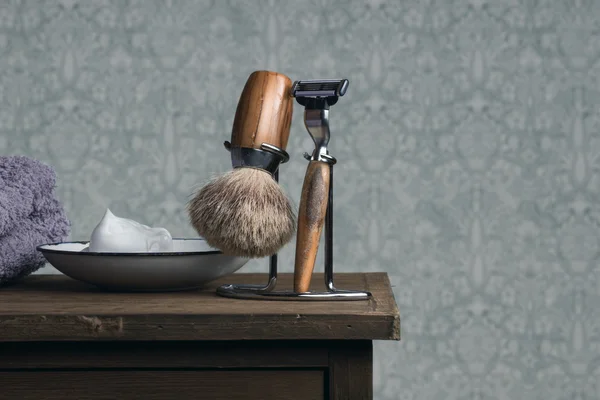 Strumenti da barba bagnati vintage su un tavolo di legno — Foto Stock